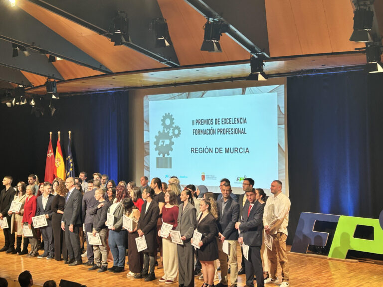 David Gracia, colaborador de IDC, recibe el Premio Excelencia FP al mejor expediente en Informática y Comunicaciones